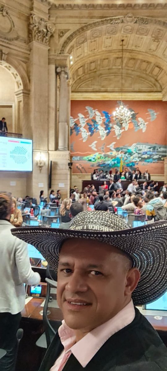 ¡Es ley, ES LEY! #NoMasOlé 🐂 Una lucha histórica es escuchada en el Congreso de la República, impulsada por el gobierno del CAMBIO. Un especial reconocimiento a la senadora @EsmeHernandezSi que se lleva todos los aplausos en esta victoria. A ella, al gobierno y a la bancada