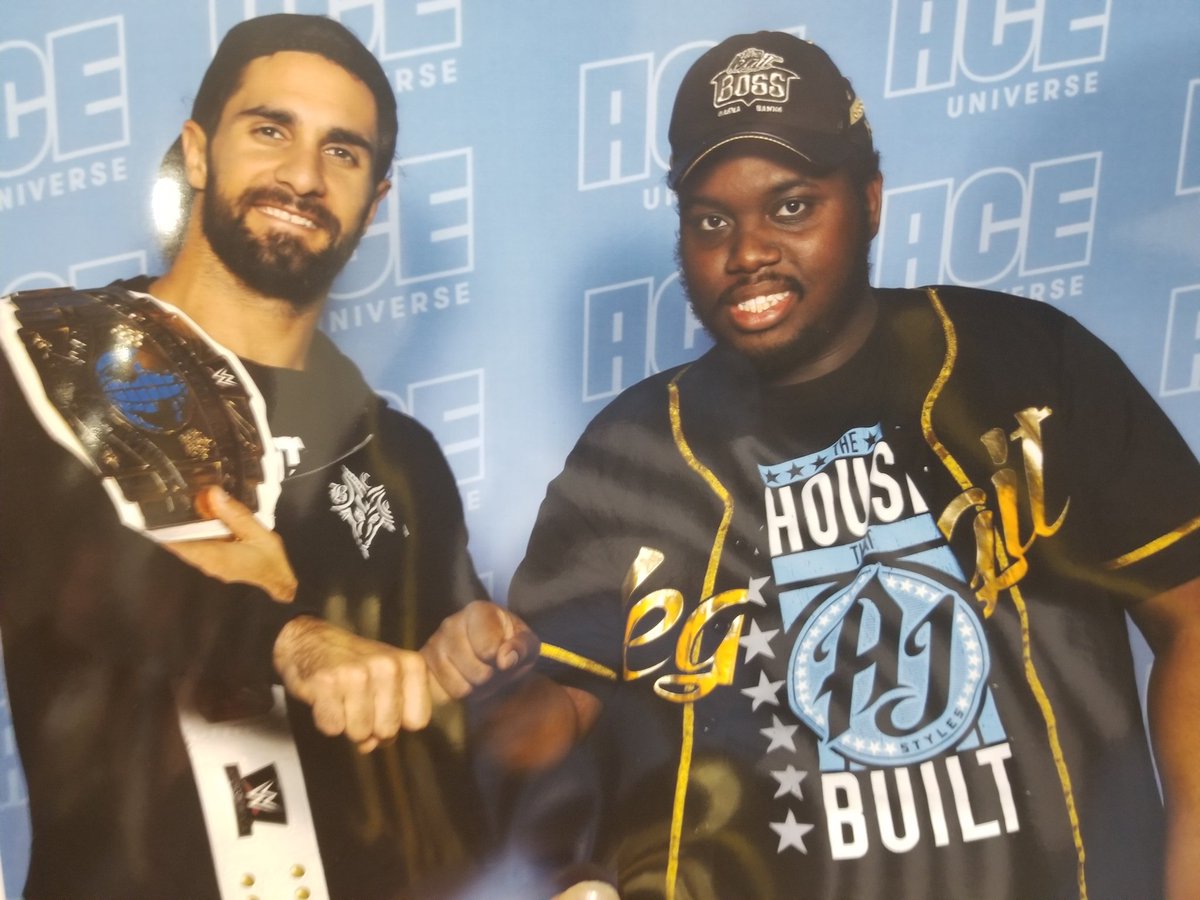 Throwback photo of me meeting @WWERollins from October 2018