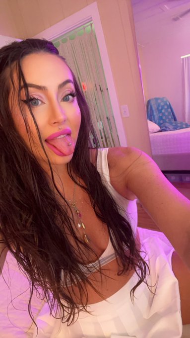I&rsquo;m online 🖤🖤🖤🖤🖤 https://t.co/1ybJ52xHAc