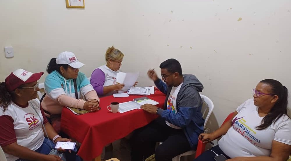 <a href="/OviedoPSUV/">Tito Oviedo</a> Estamos chequeando la carga de las Codificaciones de las Brigadas Territoriales del <a href="/MSV_CaroniOfic/">MOVIMIENTO SOMOS VENEZUELA CARONI</a>. La Pq Once de Abril en la vanguardia con el 96,39% del registro de Misioneros y Misioneras. Vamos juntos por la victoria de nuestro presidente <a href="/NicolasMaduro/">Nicolás Maduro</a>.