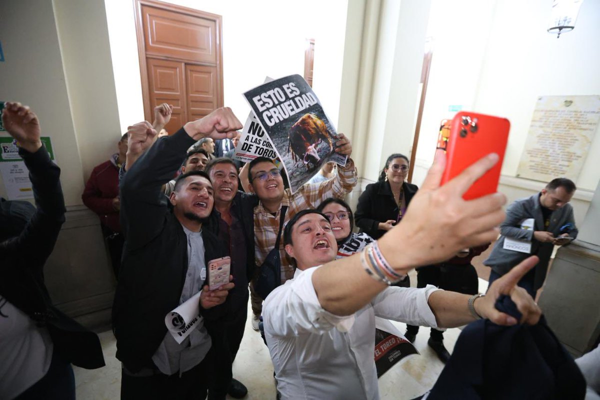 CamaraColombia's tweet photo. Estas fueron algunas reacciones tras la histórica aprobación del proyecto de ley que busca prohibir las corridas de toros en Colombia. 

La iniciativa ahora deberá pasar a sanción presidencial. 🇨🇴 https://t.co/z3WPwhaFOk