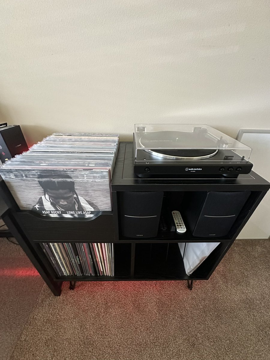 I finally bought a proper desk for my turntable and vinyl 🥰