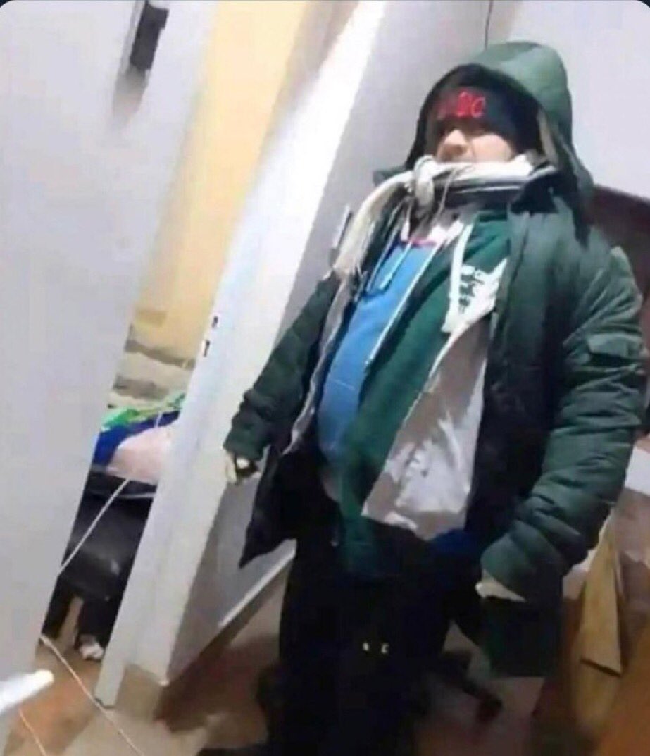 memes_una's tweet photo. - A donde vas tan abrigado? 

+ A la UNA: https://t.co/zcczeSMYSl