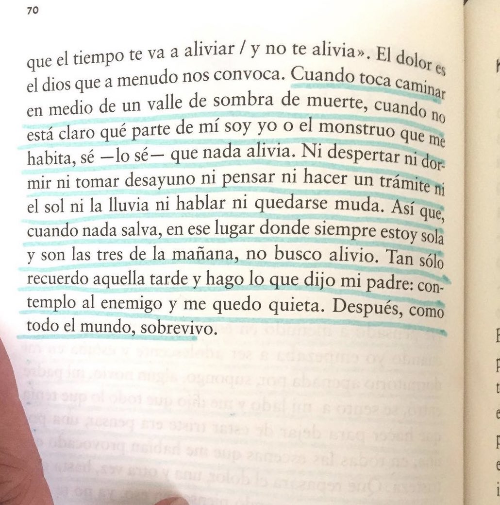 Cuando algo duele, leo una o cien veces.  esta columna de Leila Guerriero.