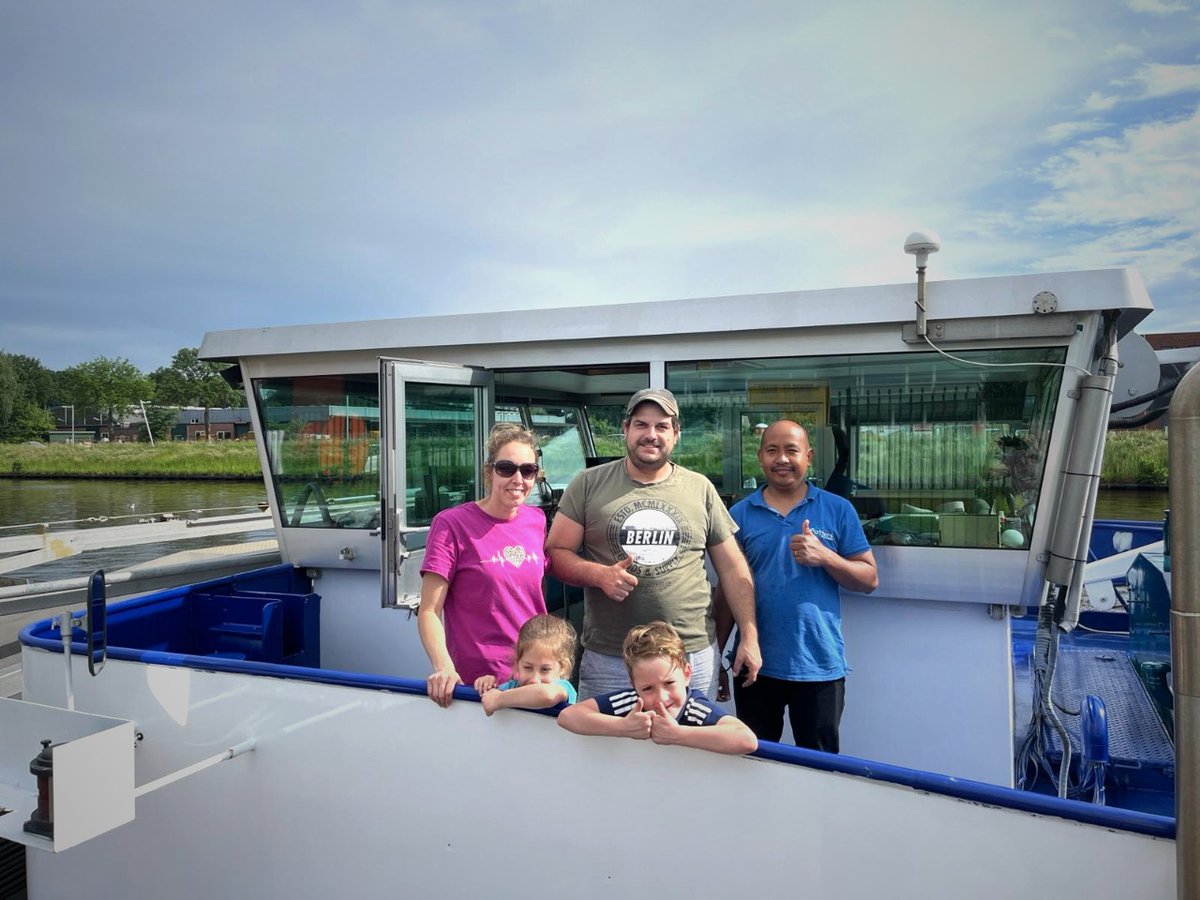 On Sunday, crew manager Simon visited Milex who asked him to take a picture of the family. ❤️

It was special, because only in the weekends and vacations is all the family together on board.

#perfecttiming #familytime #AXXAZeurope #axxazmarine #inlandshipping #crewvisit