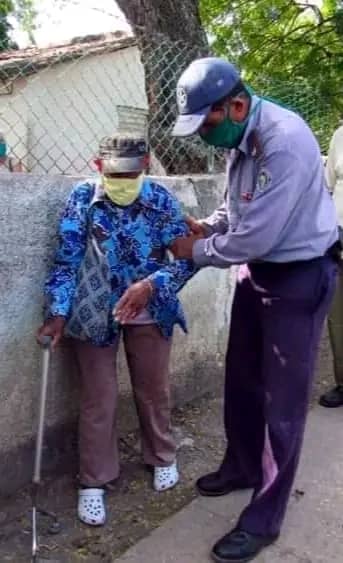 El MININT de #Cuba🇨🇺 ha sido siempre guía y escudo del pueblo cubano. En una mano lleva la flor para el amigo y en la otra contiene la fuerza implacable para actuar contra el traidor y el vendepatria. 

#UnaHistoriaJuntos 🇨🇺
#IzquierdaPinera 💪
#DeZurdateam 🤝🐴