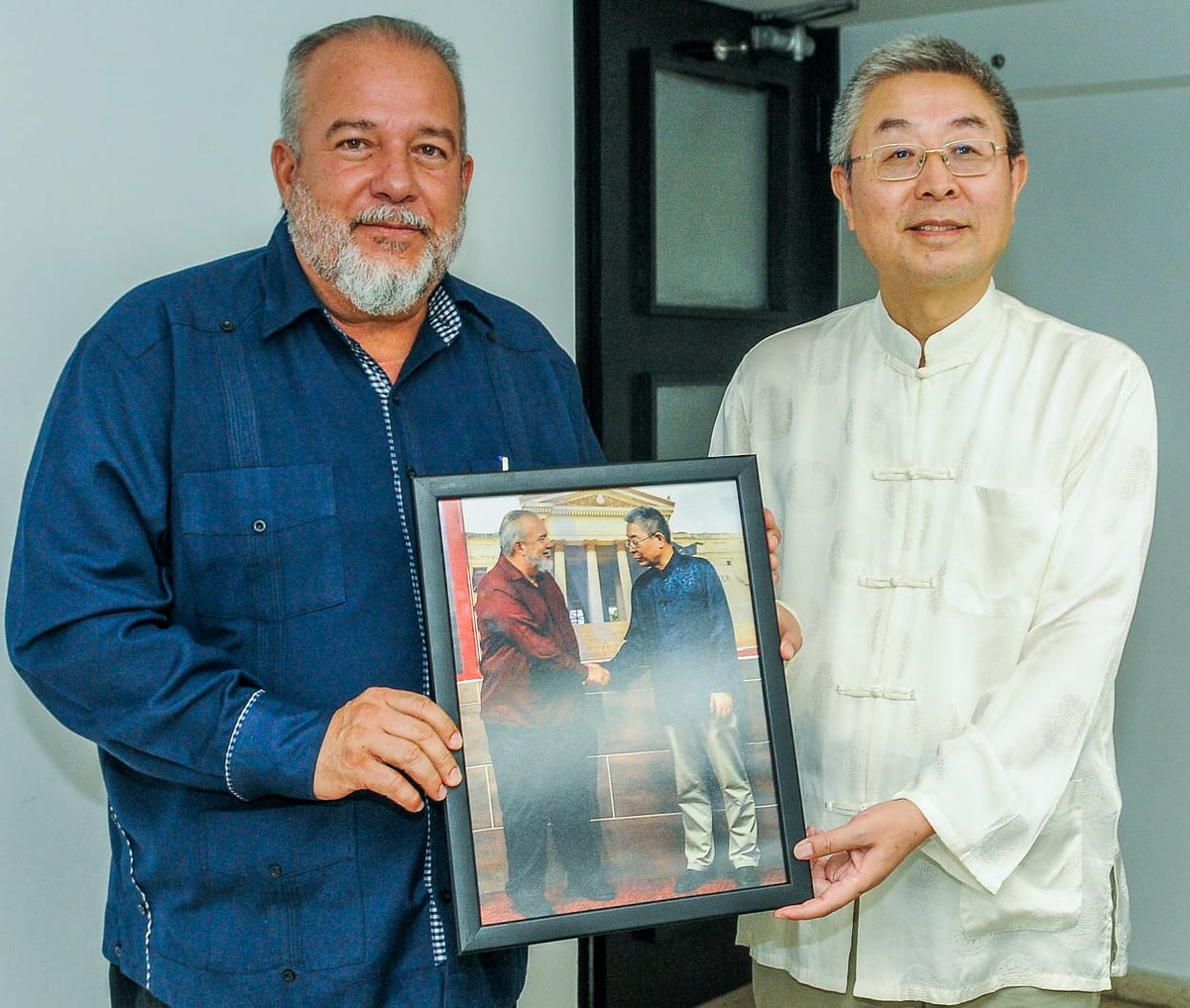 I paid a farewell courtesy visit to @MMarreroCruz, PM of the Cuban government 🇨🇺. He was satisfied with the progress of bilateral cooperation and his successful visit to #China 🇨🇳 last November, which I had the honor of accompanying him. The resumption of Air China @airchina