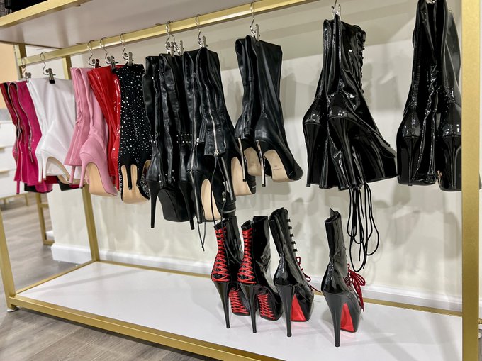 Left or right? What fantasies do these boots and high heels inspire? 👀 💋👠  I'm getting closer to filming