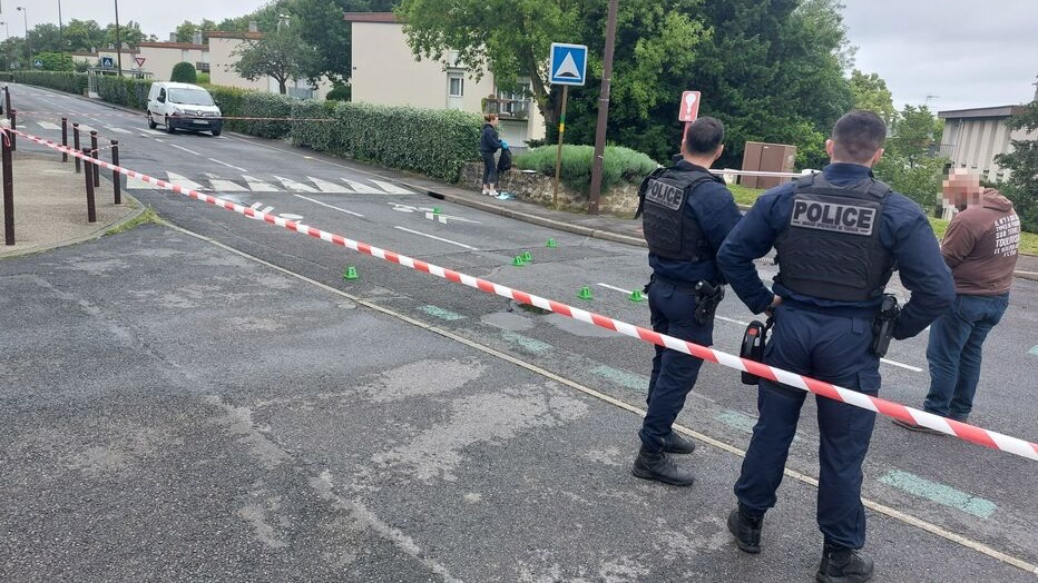 🔴 FLASH - #ViryChâtillon : Un homme a refusé d’obtempérer en #voiture ce mardi. 👉 Les policiers ont dû faire usage de leur #arme. Il n’y a pas eu de blessé et le suspect est en #fuite. Une enquête a été ouverte. (Le Parisien) #Essonne