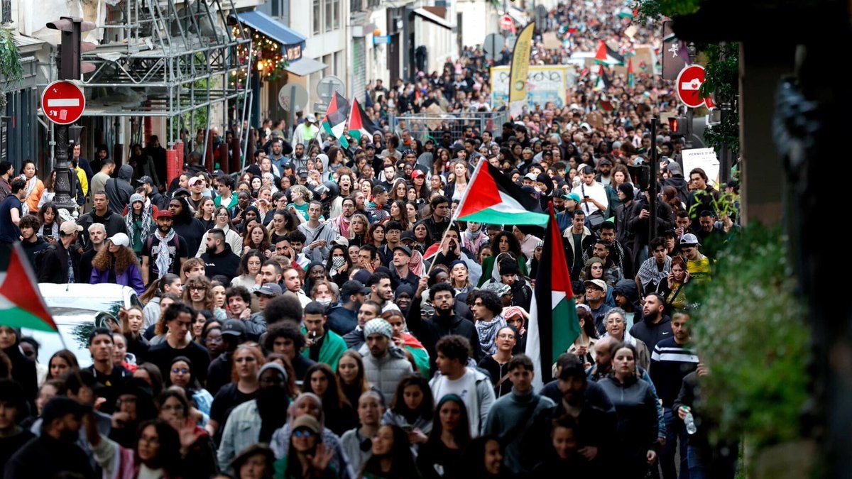 🔴 FLASH - #Paris : Des milliers de personnes se sont rassemblées ce mardi contre les bombardements israéliens sur #Rafah. 👉 La place de la République, dans le 11e arrondissement, était noire de monde. Ils chantaient chantait 'Israël assassin, Macron complice'. (BFM) #Gaza