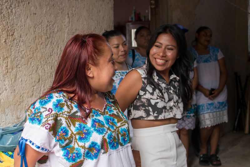 Yalitza Aparicio sorprende con visita en Yucatán al inédito equipo de softbol, Las Amazonas de Yaxunah

VIDEO DE LA VISITA: shorturl.at/KI6bG