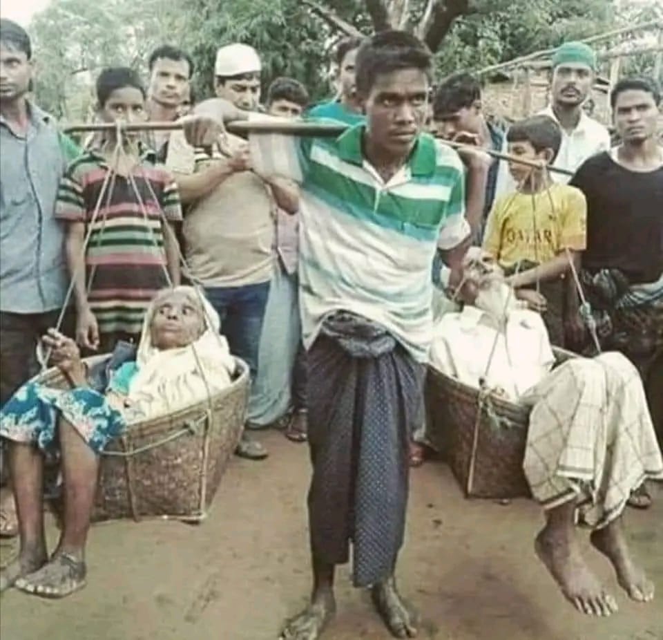 pablocasx1's tweet photo. Cuando creas que tus papás son una carga para tu vida recuerda a este Joven de Birmania, se fue a Bangladesh y no dejó a sus padres, por la edad ya no podían caminar largas distancias, así que los cargó sobre sus hombros con un palo y dos canastillas, durante casi 7 días hasta que llegó al lugar para tener una mejor oportunidad de vida.
“Es de hijos bien nacidos, ser agradecidos