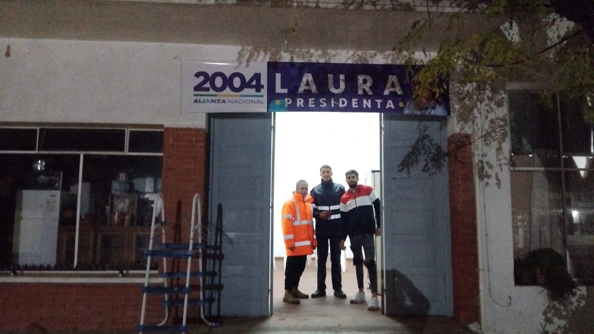 fcamilo2016's tweet photo. EN SOCA LA 2004 VA ASOMANDO LOCAL YA INSTALADO PRONTO PARA INAUGURAR!!! @alianzauy @cdcamy @lauraraffo @CeciliaOrdeig @Daniel92857681 @FannyAcosta3 https://t.co/5e8WS37OWj
