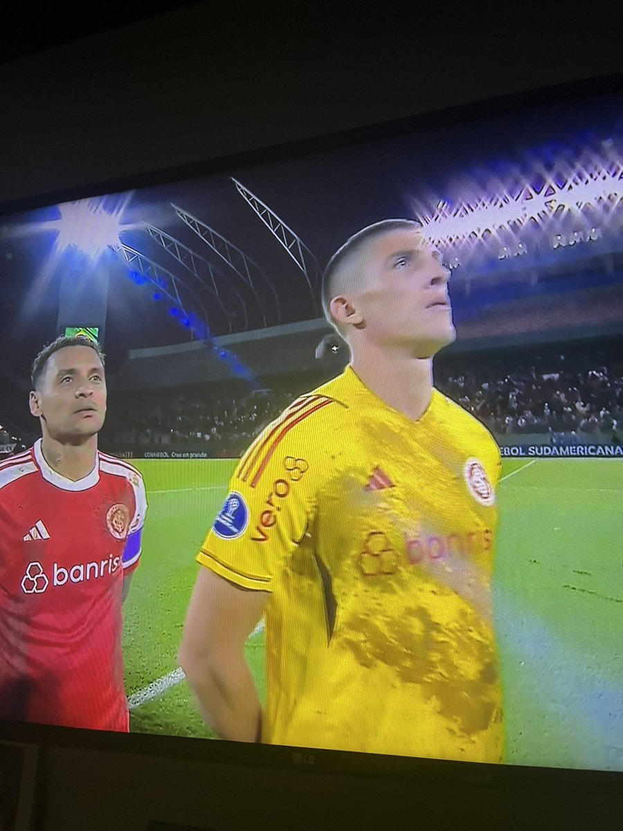 JantadasSCI's tweet photo. Jogadores do Inter começando a partida com o uniforme sujo de barro, por conta da tragédia que o Rio Grande do Sul vive.

IMPACTANTE! https://t.co/DjOqpIP7gz