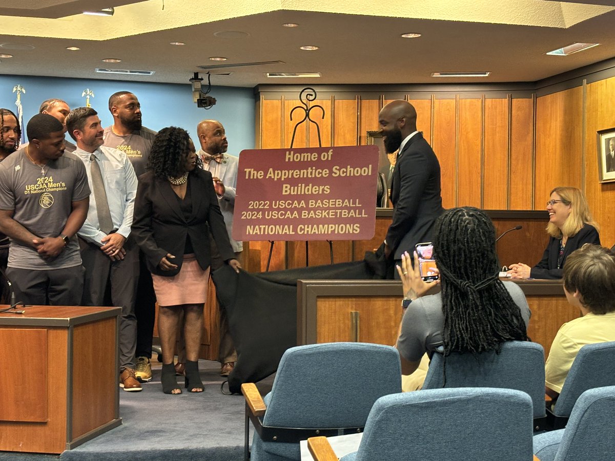 GoBuilderSports's tweet photo. We had the opportunity to be recognized by @CityofNN tonight at their City Council meeting. Special thanks to @MayorPhilJones and the rest of the City Council for having us out to continue our @USCAA National Championship celebration! #GoBuilders https://t.co/Flt6ITDybk