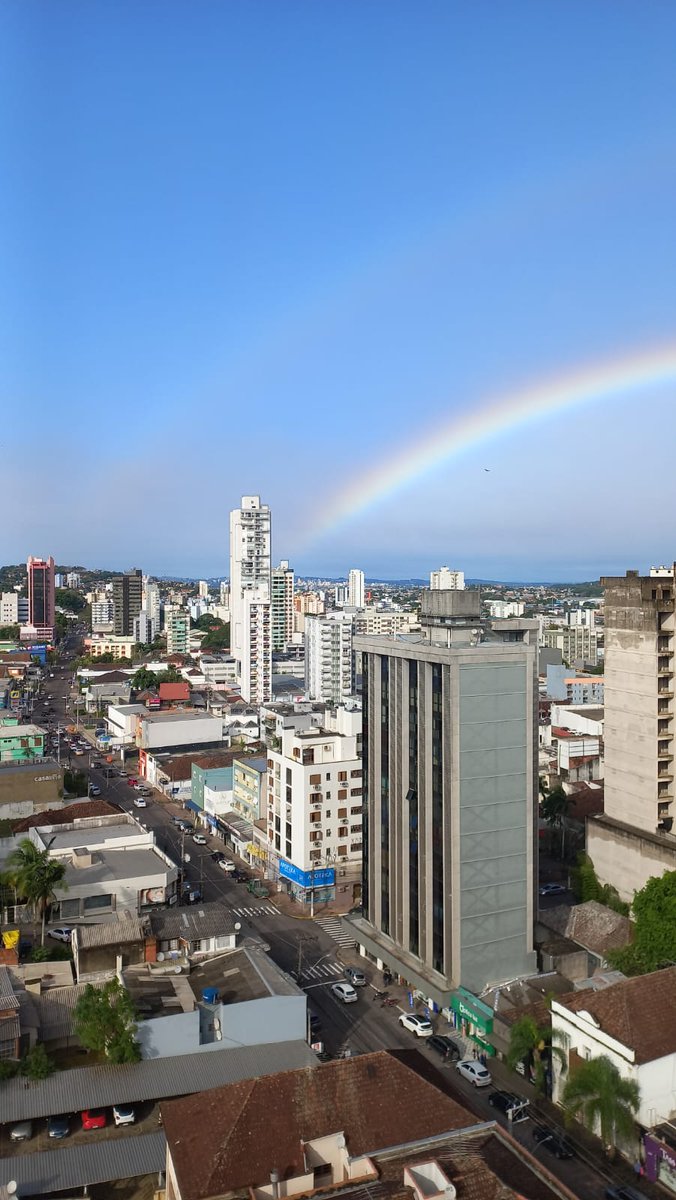 "Quando eu enviar nuvens sobre a terra, nelas aparecerá o arco-íris, e eu me lembrarei da minha aliança com vocês e com todos os seres vivos. Nunca mais as águas de um dilúvio destruirão toda a vida."

- Gênesis 9:13