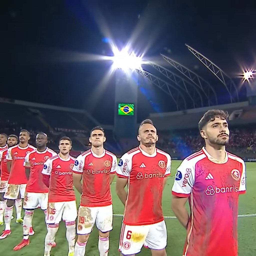 Jogadores do Internacional entrando em campo com o uniforme sujo de barro, por conta da tragédia que o RS vive.

forte demais.