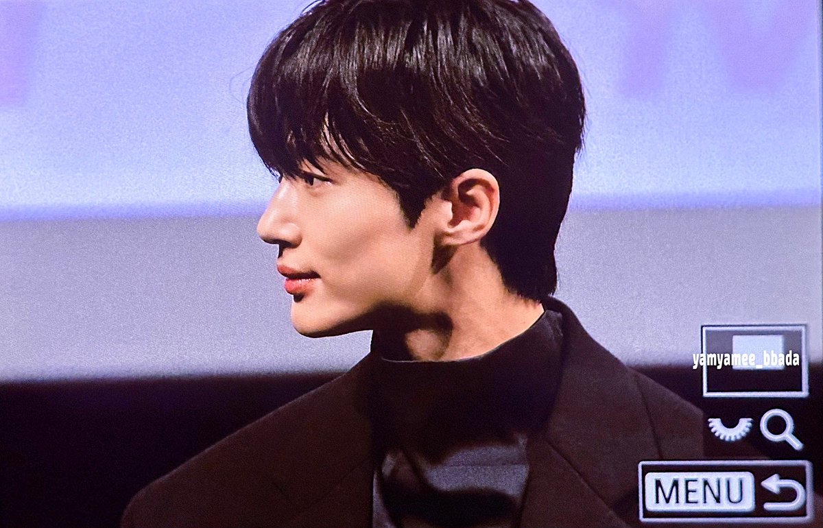 omownm2's tweet photo. 변우석 오른쪽얼굴 왼쪽얼굴 차이

연하                                                  연상 https://t.co/eFTElxJe8M