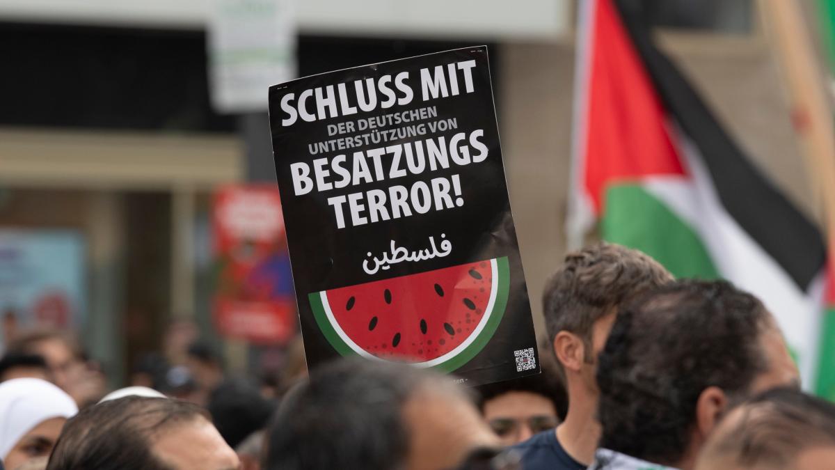 Steine fliegen auf Polizei – Mehr als 800 Teilnehmer bei propalästina Demo to.welt.de/YhX61El
