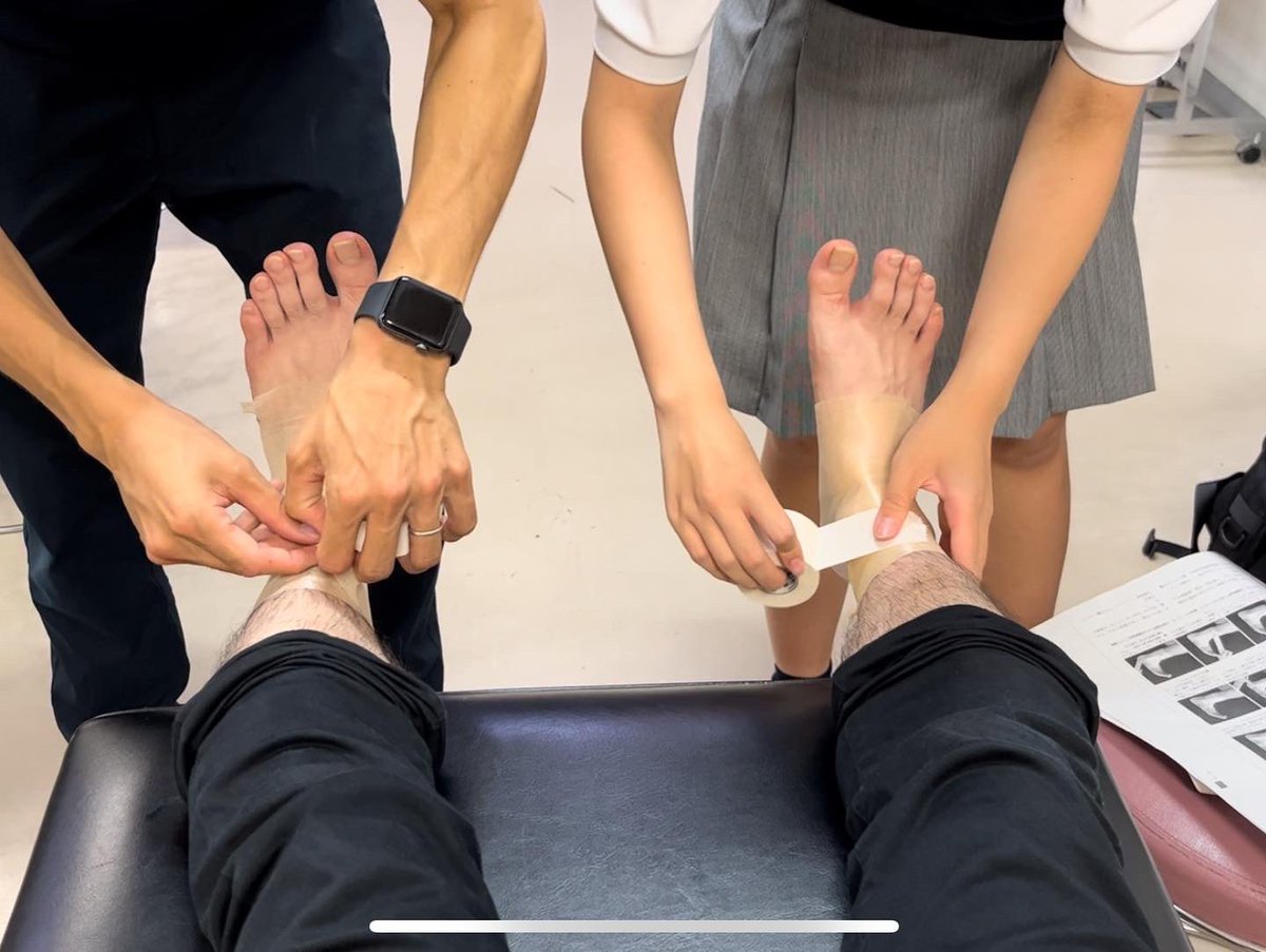 chukyoAT's tweet photo. 【トレーナー業務紹介(高校編)】

アメリカでは高校におけるトレーナー常駐は当たり前になりつつありますが、日本の高校ではそのような高校は数校しかありません。
我々も常駐ではありませんが、トレーナーサポートの拡充に貢献していければと思います🙌

#中京大学
#中京大中京 
#スクールトレーナー https://t.co/XIA23BtYbZ
