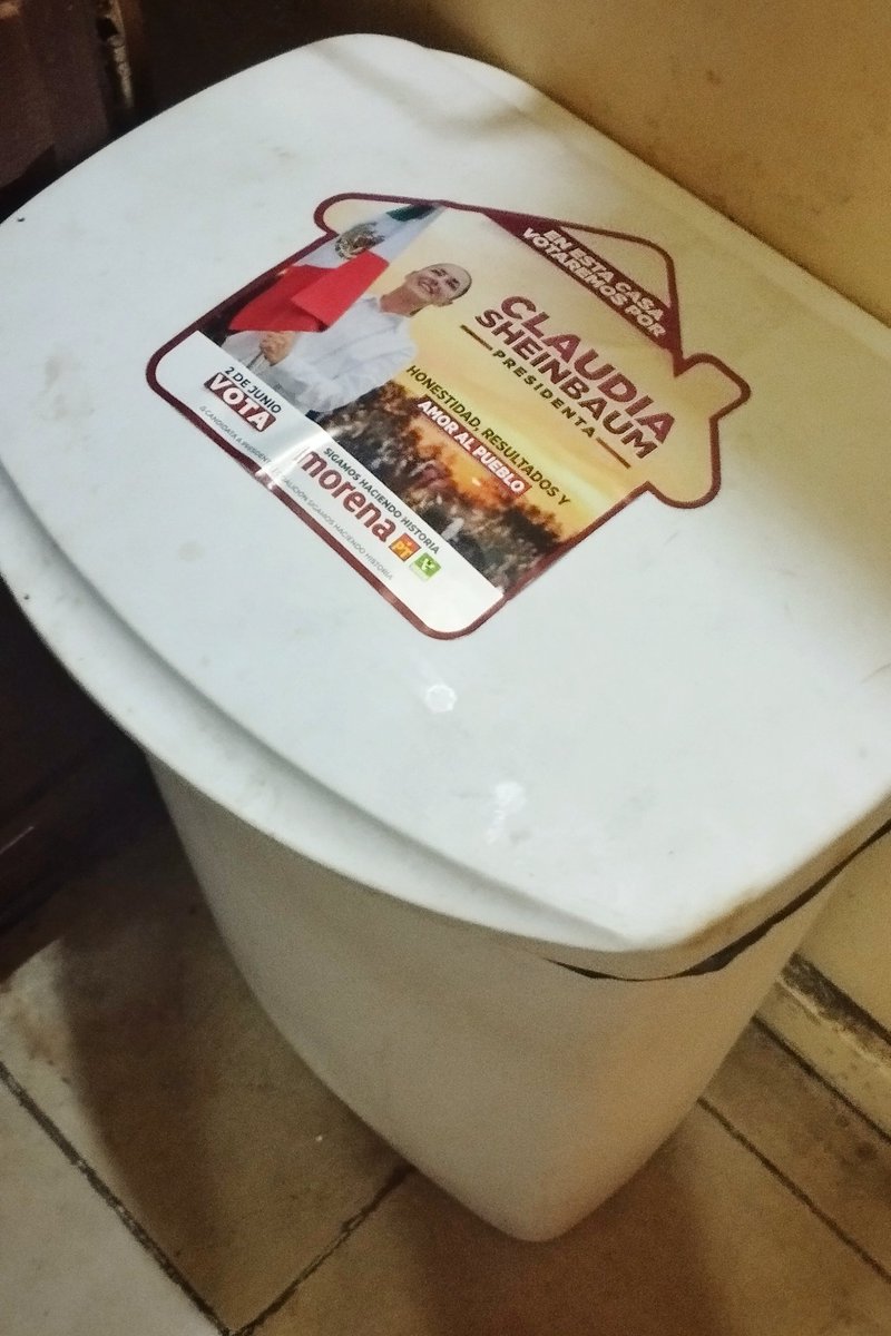 esparzza's tweet image. Dejaron en el barandal de la casa estas calcas, hay que usarlas como se debe. Lindo adorno para el bote de basura. ☺️👌 #Morena #morenadestruyendoaméxico