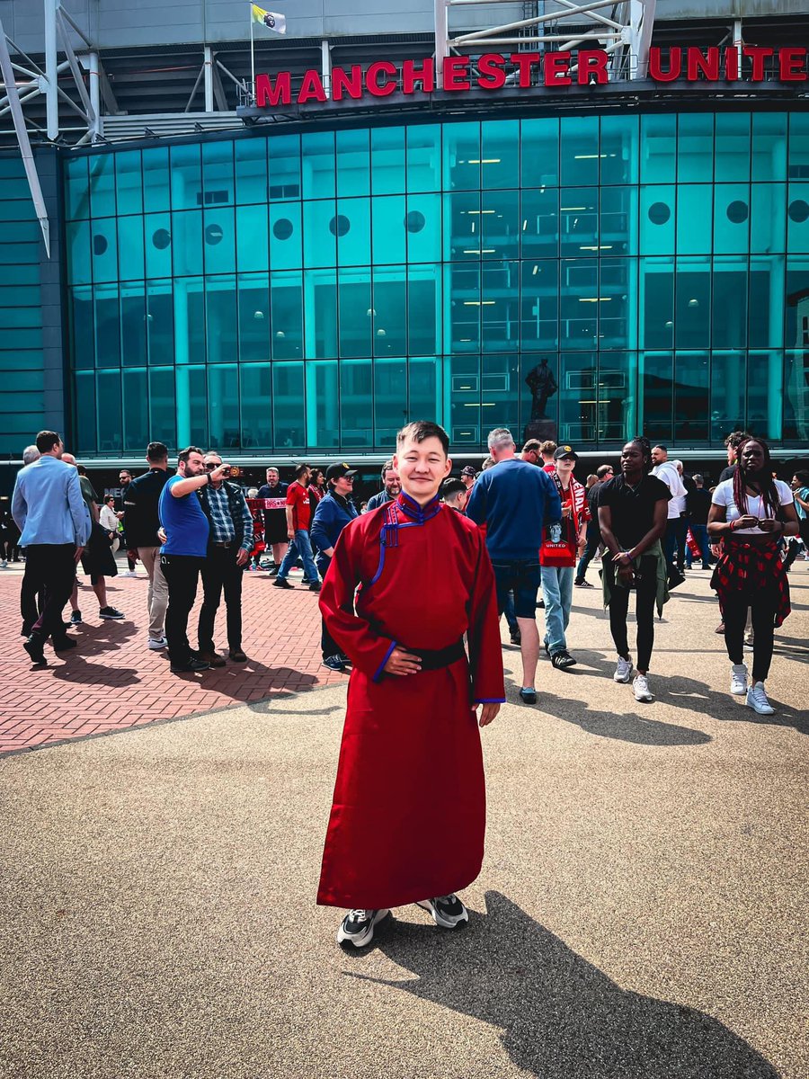 Жинхэнэ утгаараа одтой болжээ бид🤌👏👏👏

Би яг зүүдлээд байх шиг байна 😱. Намайг хэн ч битгий сэрээгээрэй 🥹. Би 6 цагийн өмнө инстаграм дээрээ яг одоо мөрөөдлөөрөө амьдарч байна, гэхдээ миний мөрөөдөл 100% биелээгүй байна. Би хэзээ нэг өдөр Олд Траффордод хөлбөмбөг тоглох