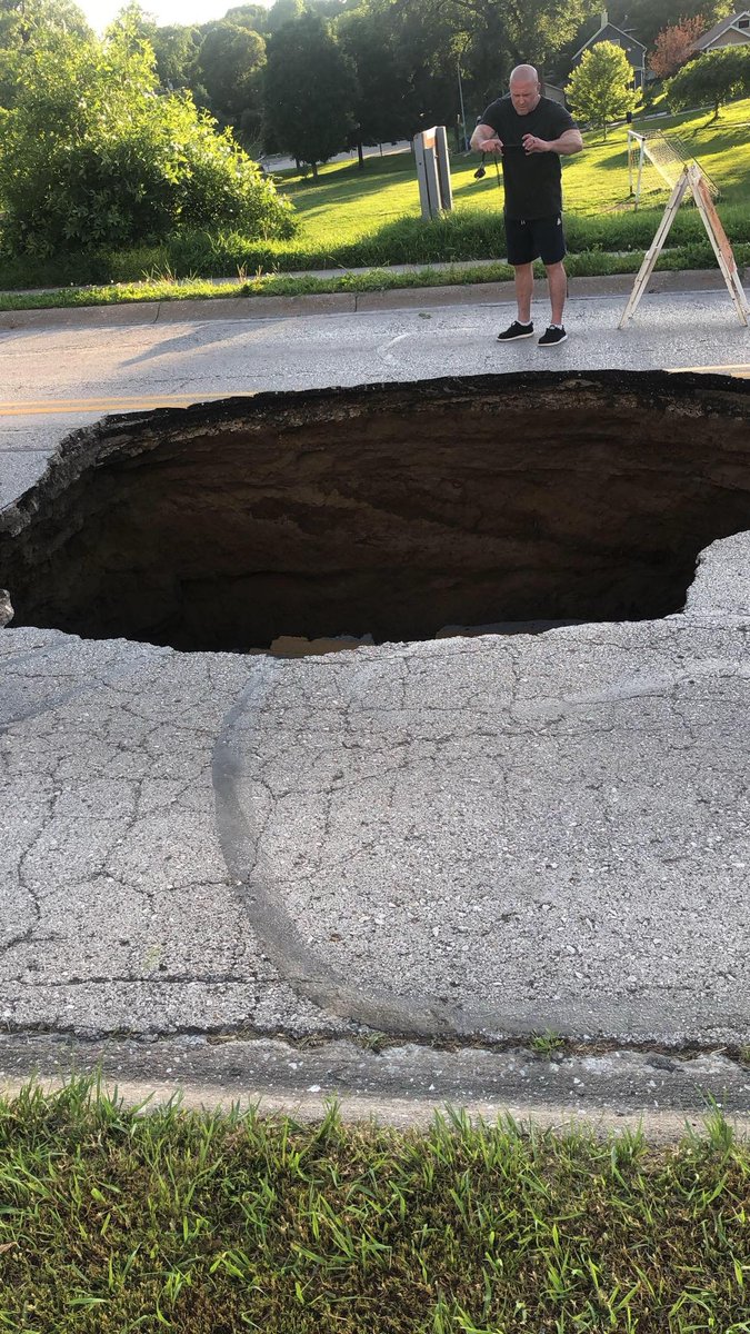 omaha_scanner's tweet image. A large sinkhole has opened up near 33rd and Cass Street. Please don’t drive into it. 
#OmahaScanner 

📸: Teniya L