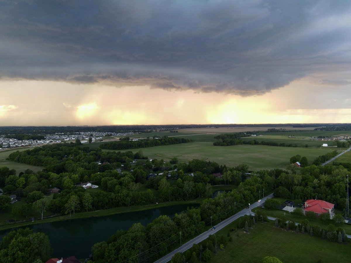 Non-rotating, garden variety storm coming into Brownsburg, IN with some wind @WTHRcom Heading toward downtown Indy… @angelabuchman @SeanAshWX #INwx