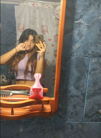 lynagallina's tweet photo. #selfieforav buenas, soy nad(16). Sigo a angie desde 2018 pero me uni a twitter en 2021. Me gustaria poder integrarme mas al fandom y hacer amigos💜. A parte de stanear a angie staneo a fede vigevani y al team aormal. Angie es d las personas mas importantes q tengo<3 https://t.co/5LCJdrcRzP