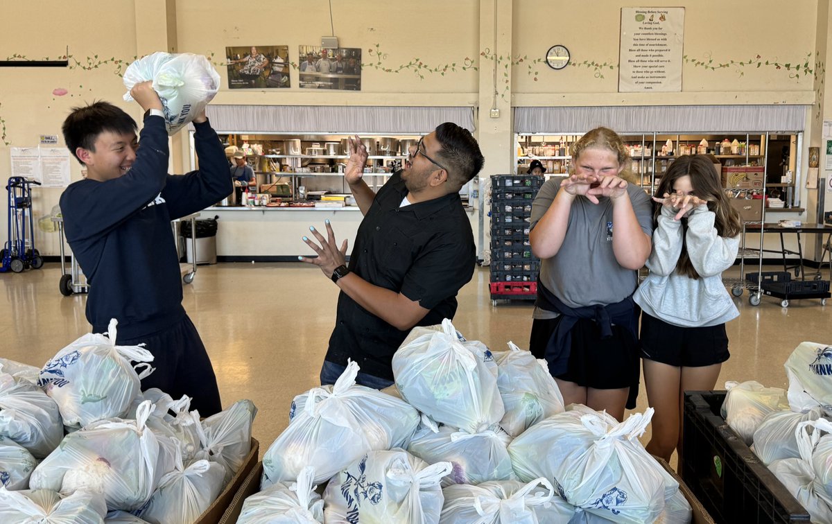 KitchenMarthas's tweet photo. @hillbrookschool packed three bins of groceries for tonight’s distribution🥬🥑🫑They were also really fun. #fighthunger #makeadifference https://t.co/HSELGeCC7W