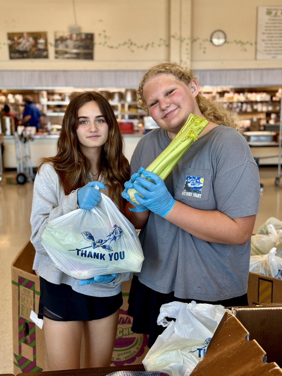KitchenMarthas's tweet photo. @hillbrookschool packed three bins of groceries for tonight’s distribution🥬🥑🫑They were also really fun. #fighthunger #makeadifference https://t.co/HSELGeCC7W