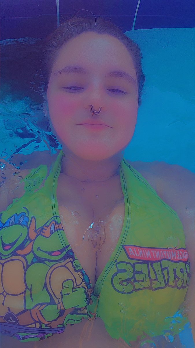 HarperRaePlay's tweet photo. Take a dip with me... Or in me. ❤️💦 #thick #curvy #altgirl #egirl #goth #innocentface #baby #babyface #onlyfans #TMNT #lastronin #pool #swim #sun #summer https://t.co/fGDDZVbIhx