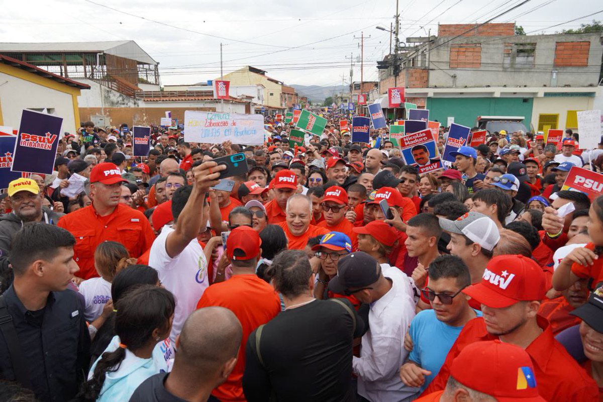 #28May La aguerrida parroquia Guerrera Ana Soto llenó las calles de la comunidad Andrés Eloy Blanco con alegría y sentimiento patrio, especialmente en el Día de Jacinto Lara. @nicolasmaduro @dcabellor @partidopsuv @psuvlara2023