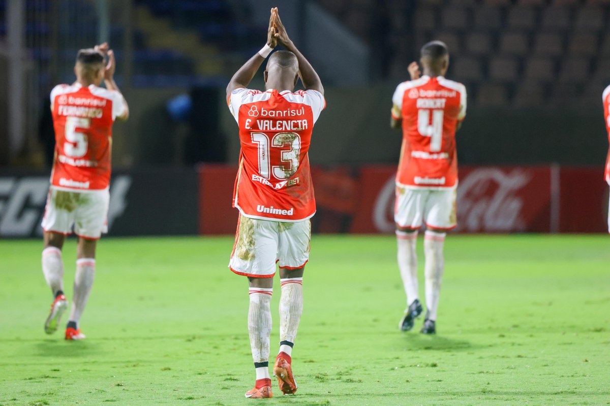 Hoje jogamos com uma camiseta diferente. Não apenas para manifestar uma causa, mas como pedido de ajuda, pois a tragédia não acabou. E essa camisa “embarrada” estará assinada por todos os atletas e disponível em um leilão virtual, com 100% do lucro revertido para o Rio Grande!