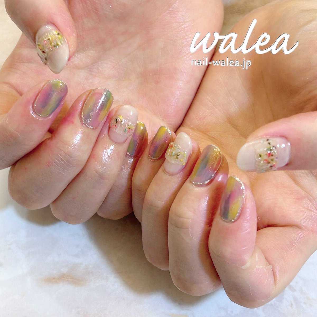 カラフルマーブルに押し花の組合せ
🌸o｡.💐.｡o🌼o｡.💐.｡o🌸✻*

#nail #walea #ネイル #ワレア #表参道 #外苑前 #表参道ネイルサロン #パラジェル #春ネイル