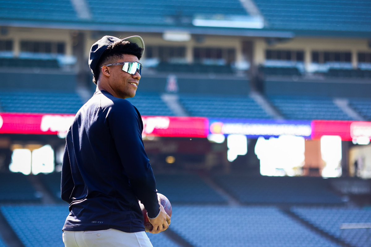 Yankees's tweet image. 📍Anaheim 

#RepBX