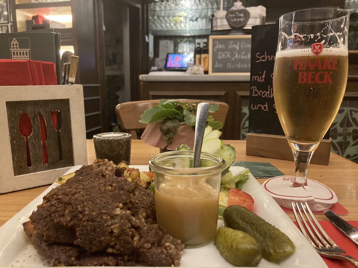 euro_tour's tweet image. ブレーメン(ドイツ)。
本日の風景より。
④夕食
ヒルデスハイムから帰ってき、Keikoさん(@_keisroom)に教えていただいたレストラン Kleiner Ratskeller で、伝統料理のクニップ(Knipp)をいただきました。ソーセージがベースの料理。美味でした。🍺😊