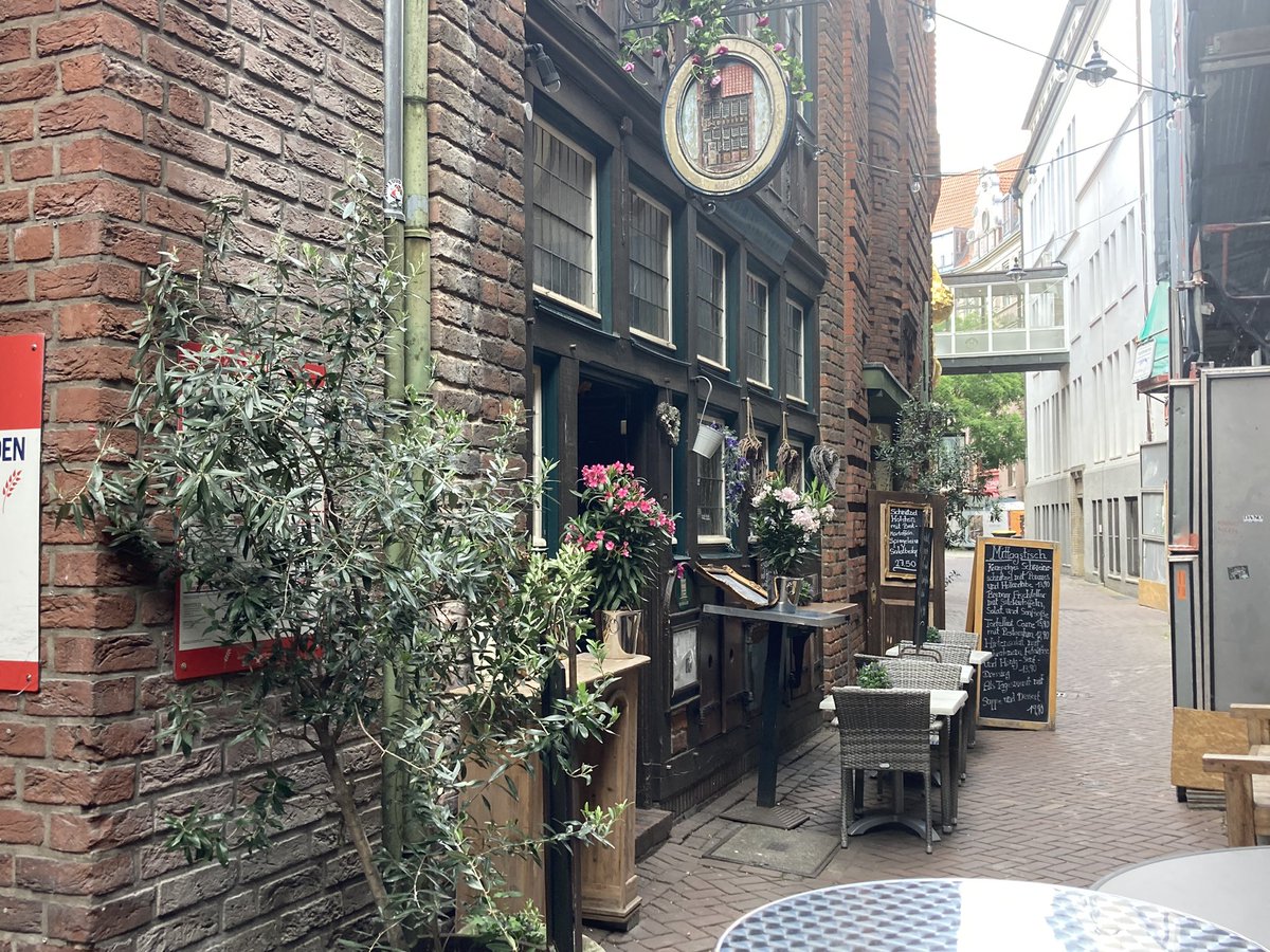 euro_tour's tweet image. ブレーメン(ドイツ)。
本日の風景より。
④夕食
ヒルデスハイムから帰ってき、Keikoさん(@_keisroom)に教えていただいたレストラン Kleiner Ratskeller で、伝統料理のクニップ(Knipp)をいただきました。ソーセージがベースの料理。美味でした。🍺😊