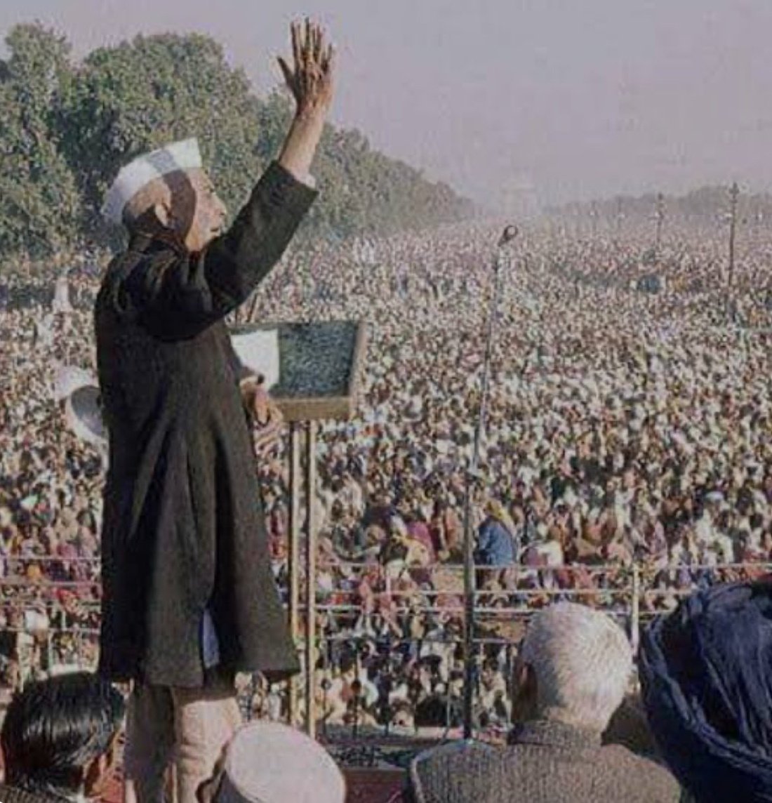 #BharatRatna Chau Charan Singh is considered the “Champion of Farmers”.
Heartfelt tribute to Bharat Ratna Chaudhary Charan Singh ji on his death anniversary.
When the farmer of the country PMO The future of every citizen of the country will improve only if he sits in it.