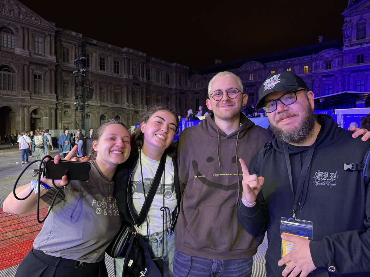 simourning's tweet photo. okay so we took this pic 😭😭
and posty told me I had "nice shirt" and I answered "I know" lmaooo 
AND ALSO we took a pic with the awesome ADAMMM
@Famnnyy @louane567 🤍 https://t.co/OtAtSVmEyA