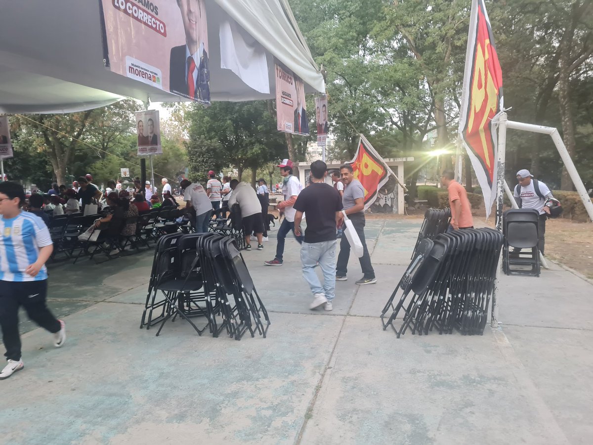 nancyvm71hotma2's tweet photo. @MiguelTorrucoG @uliseslabrador Llegamos puntualmente al cierre de campaña para la Alcaldia Miguel Hidalgo y literalmente nos levantaron d sillas nos corrieron sus gentes @CiroGomezL @c4jimenez Falta de respeto 😡 https://t.co/FIJ9nZZYyg