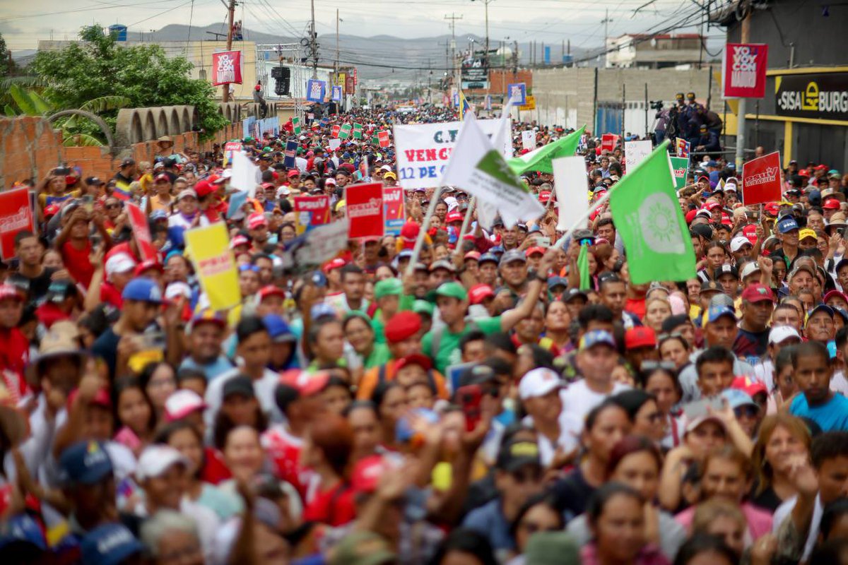 #28May Esta manifestación solidaria y cargada de sentimiento chavista en la parroquia Guerrera Ana Soto, es solo una muestra de lo comprometidos que estamos; el presidente Nicolás Maduro cuenta con todo el estado Lara para salir victoriosos en la próxima contienda electoral.