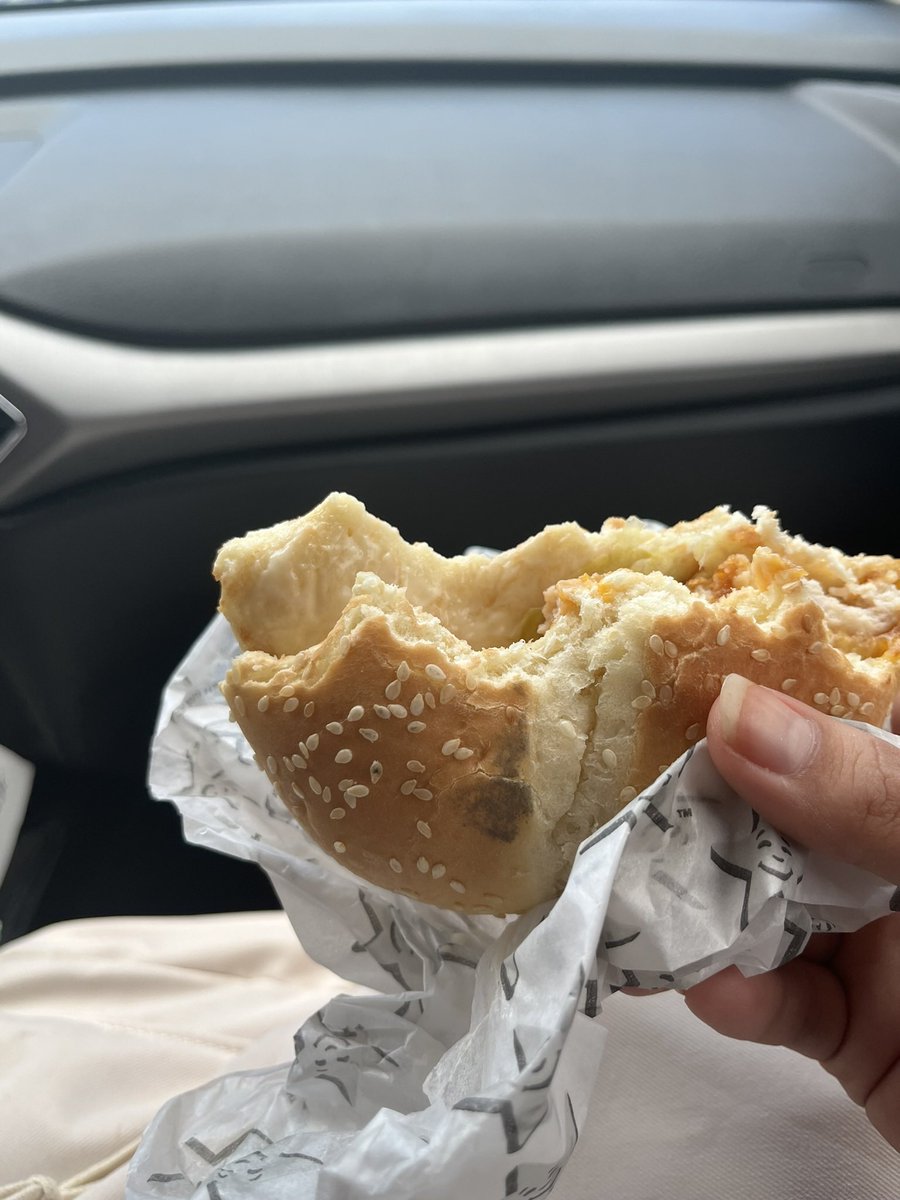 acvr__'s tweet photo. Pov: vas a comer una hamburguesa a @carlsjrEC y cuando te la acabas de das cuenta de que tiene moho…😖 
Esto no puede estar pasándome iuk, pls mi reembolso 🥹😫😫😫 #guayaquil #carlsjunior #hamburguesas

¿Les ha pasado algo similar? https://t.co/RhFImADLzh
