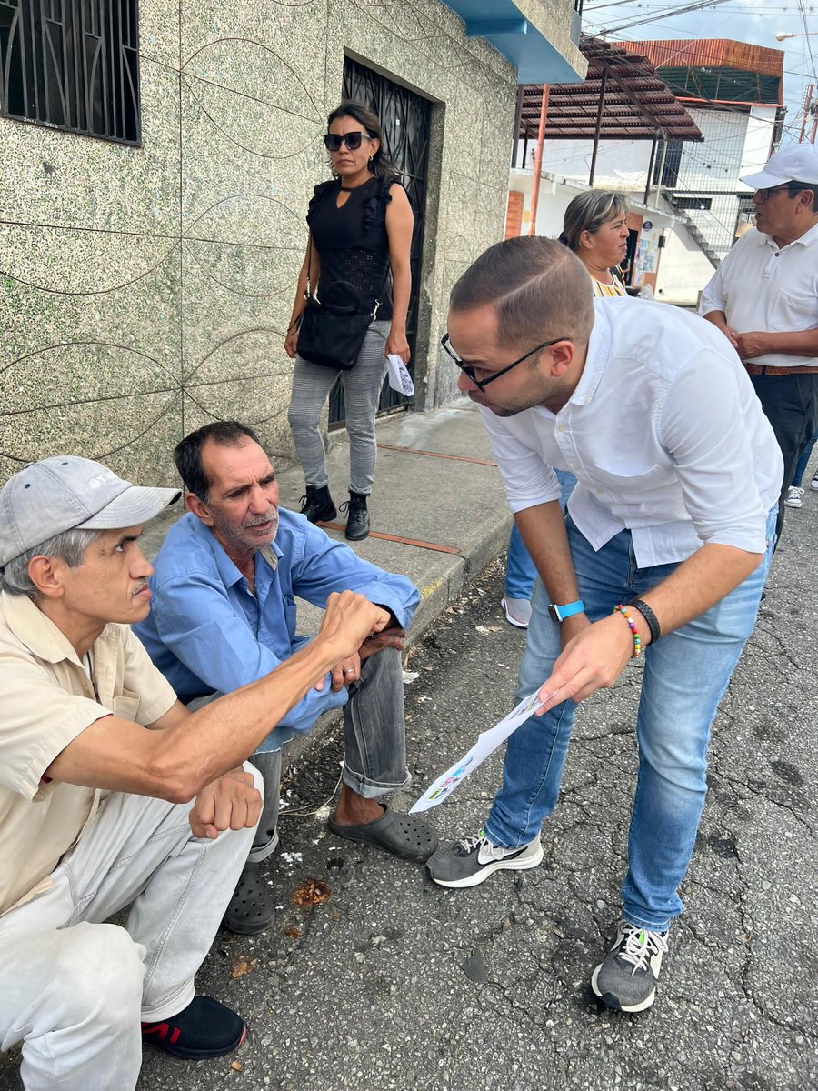 Visitamos en conjunto a la plataforma unitaria municipal el sector Campo de Oro.

Conversamos con los ciudadanos la necesidad de generar un cambio en nuestro país.

Seguimos invitando a los ciudadanos a votar por Edmundo González este 28 de Julio.🌏🗳️

¡Todos con la Unidad!🇻🇪👍