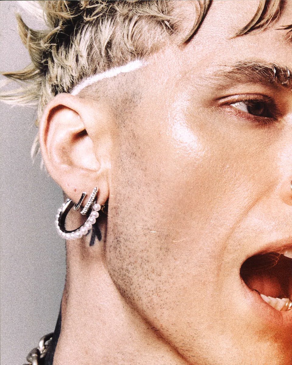 high-res images of mgk scanned from the physical copy of @marvin_thebrand magazine 🖤

📷 Jimmy Fontaine