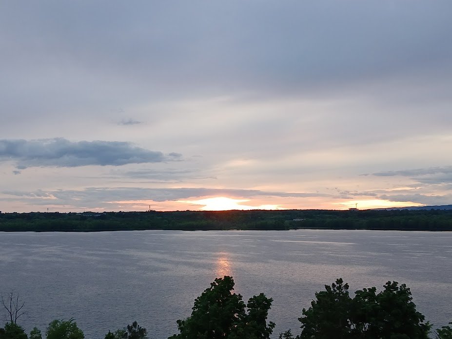 This evening's #OttawaRiverSunset appears to be some kind of a quasi draw in #MotherNature's quarrel with our local #sunsets 🤣 Beautiful peaceful sky #GloryToGod #Ottawa #OttawaRiver #ShareYourWeather