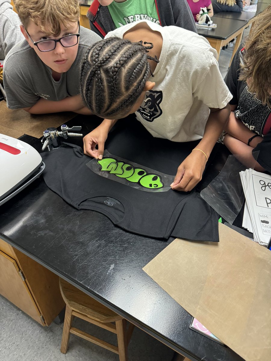 MrsJudy_GC's tweet photo. This week students have been working on “passion projects” one student chose to research clothing design. He went through the design process and even got to be the one to press the design to his shirt! #1GC https://t.co/RNALYL8mHw