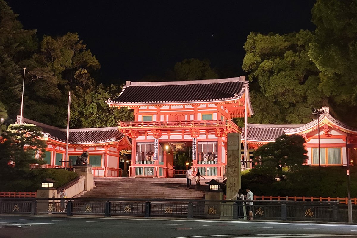 livedoornews's tweet photo. 【物議】京都・八坂神社で参拝客がトラブル、ツアー会社「訴訟の準備中」
https://t.co/ySqdxrvDNO

動画の男性が関係しているとされるツアー会社は「警察、弁護士に相談、名誉毀損等で訴訟の準備をしている」と説明。八坂神社側は夜間の鈴緒の利用制限について「参拝者の安全を確保するため」とした。 https://t.co/z5lQxfMtQ1