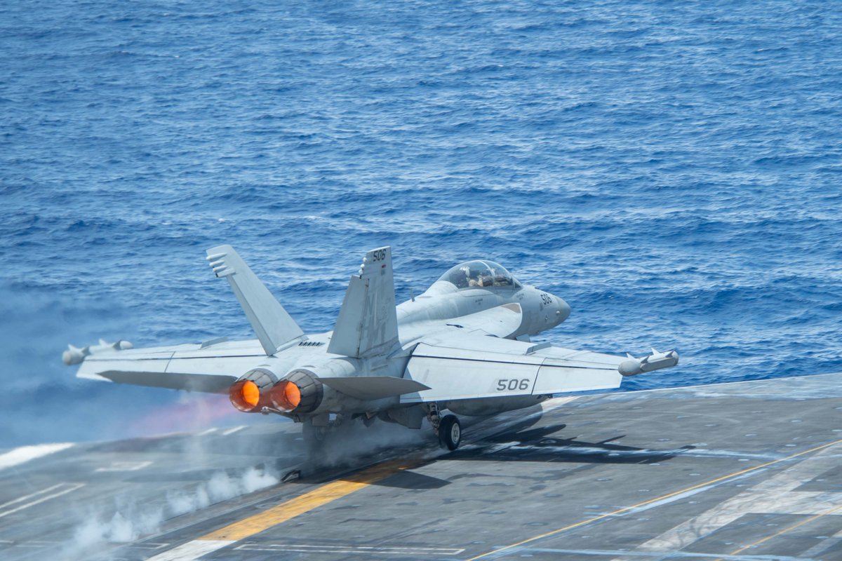 #USSTheodoreRoosevelt conducts routine flight operations, demonstrating @USPacificFleet #Readiness to support maritime security operations with #FriendsPartnersAllies in @US7thFleet to maintain peace in the #FreeAndOpenIndoPacific. 📍 #SouthChinaSea 📸 MCSA Aaron Haro Gonzalez