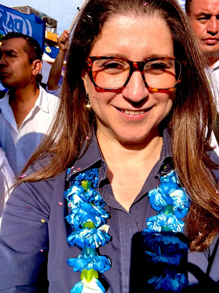 Me pusieron mi collar de flores en Taxco💙 #VotaPAN #campañeando